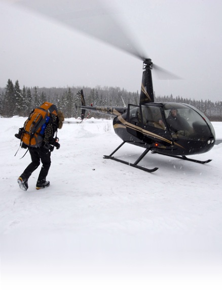 Helicoptere pour un forfait extrême de survie en forêt